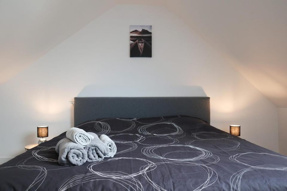 Bed, Photo of the whole room, Bedroom, towels