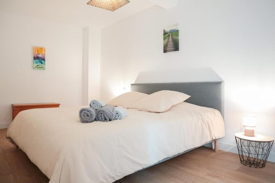 Bed, Photo of the whole room, Bedroom, towels