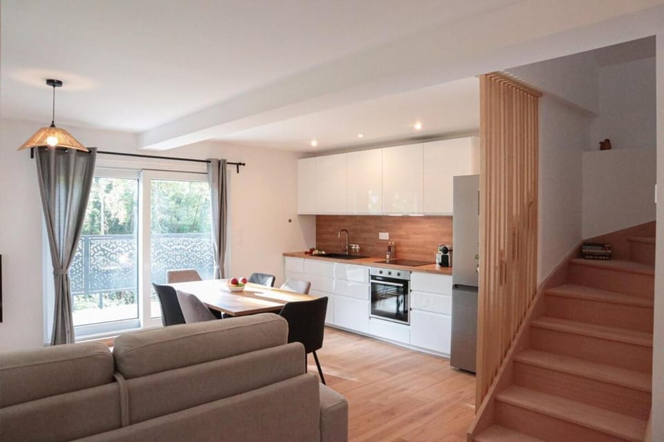 Kitchen or kitchenette, Seating area, Dining area, stove