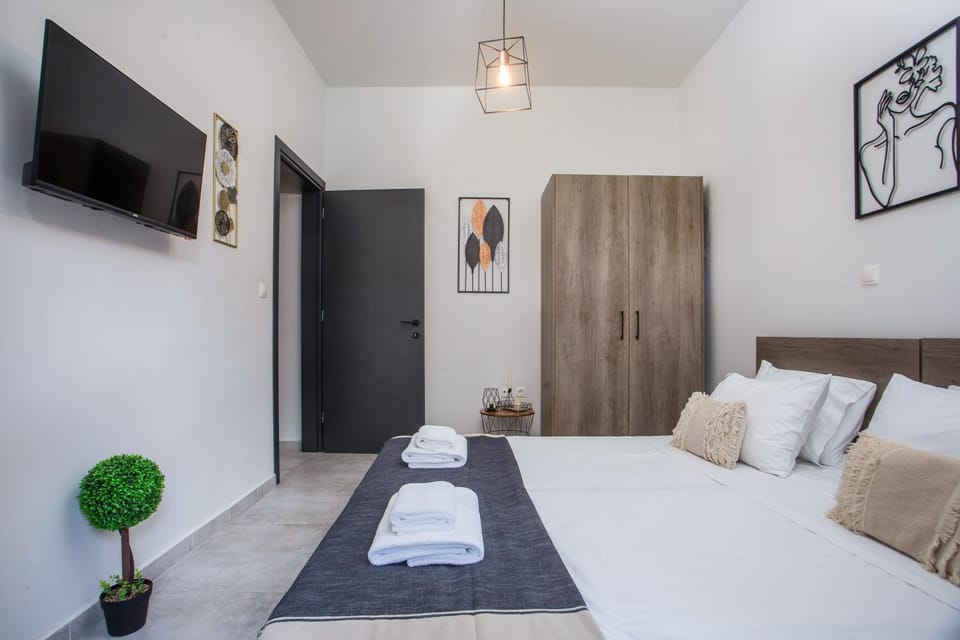 Bed, TV and multimedia, Photo of the whole room, Bedroom, towels, wardrobe