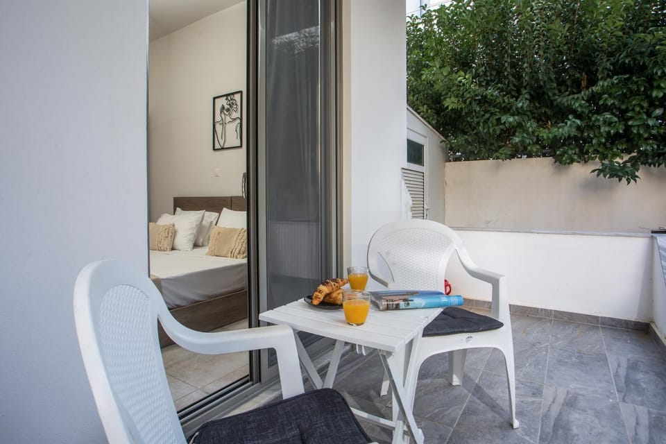 Property building, Patio, Day, Balcony/Terrace, Inner courtyard view