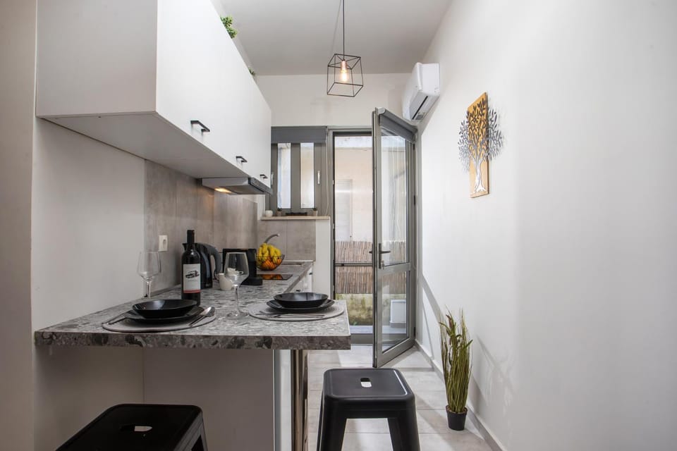 Coffee/tea facilities, Kitchen or kitchenette, Dining area, oven, stove