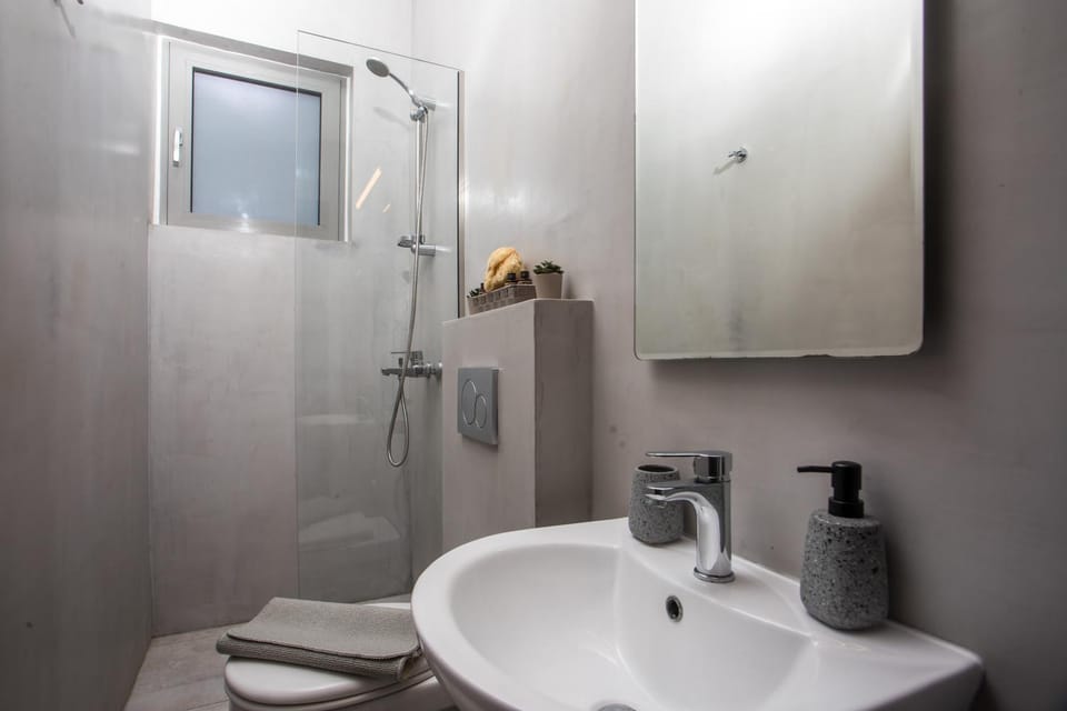Shower, Toilet, Bathroom, towels