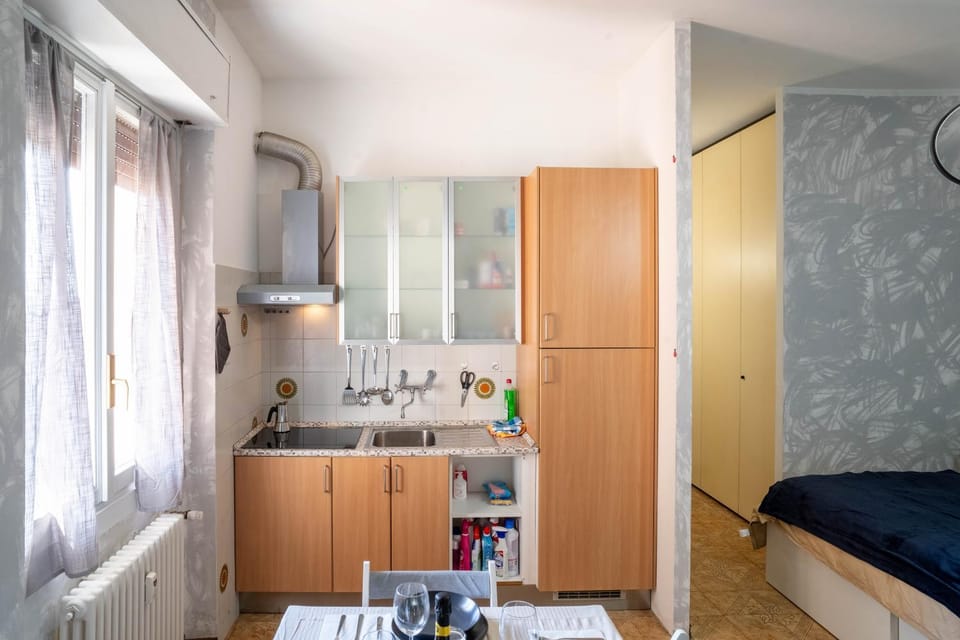 Kitchen or kitchenette, oven