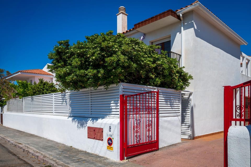 AT306 Private garden, near the beach House in Tarragonès