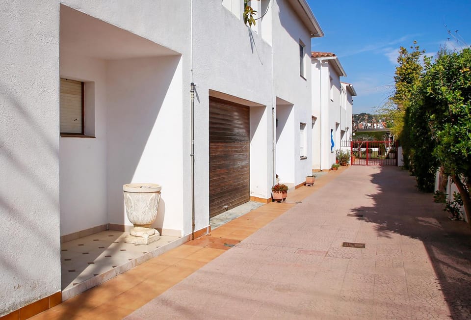AT306 Private garden, near the beach House in Tarragonès