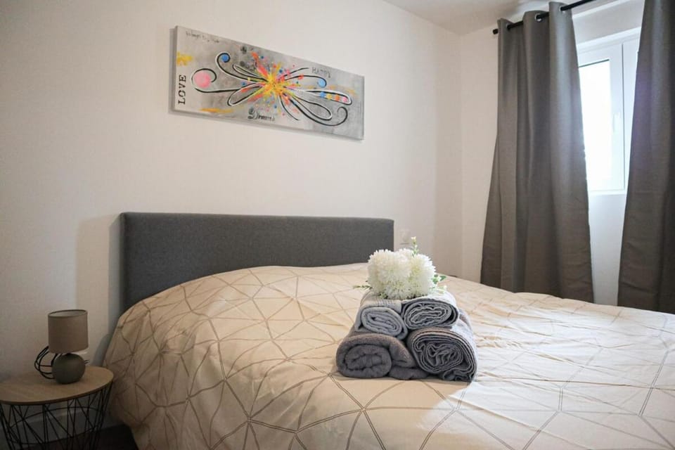 Bed, Photo of the whole room, Bedroom, towels