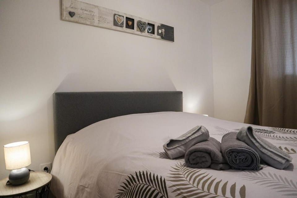 Bed, Photo of the whole room, Bedroom, towels