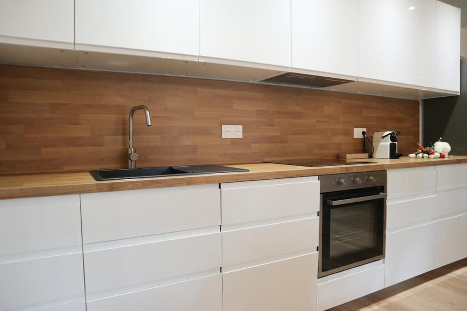 Coffee/tea facilities, Kitchen or kitchenette, stove