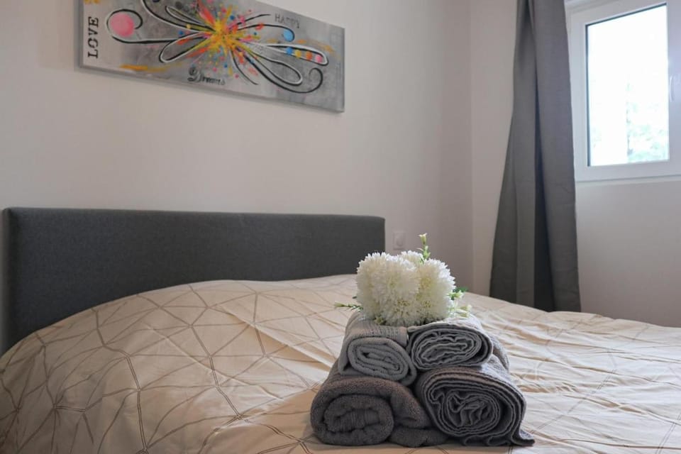 Bed, Photo of the whole room, Decorative detail, Bedroom, towels
