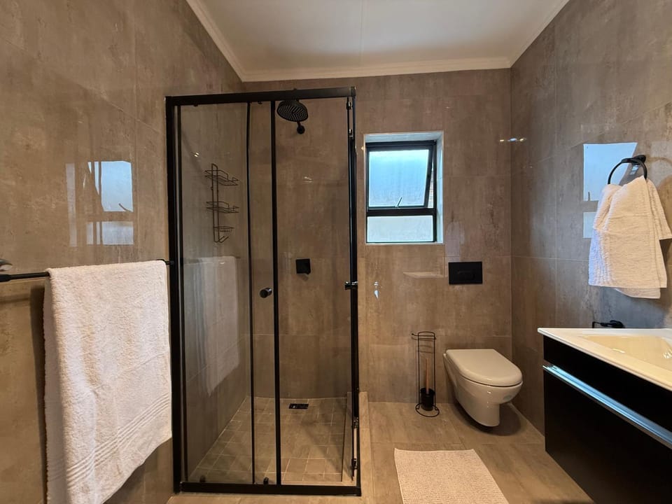 Shower, Toilet, towels