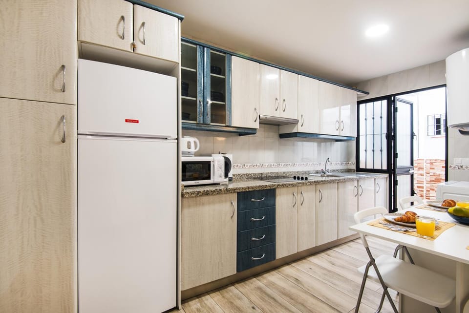 Kitchen or kitchenette, Dining area, stove