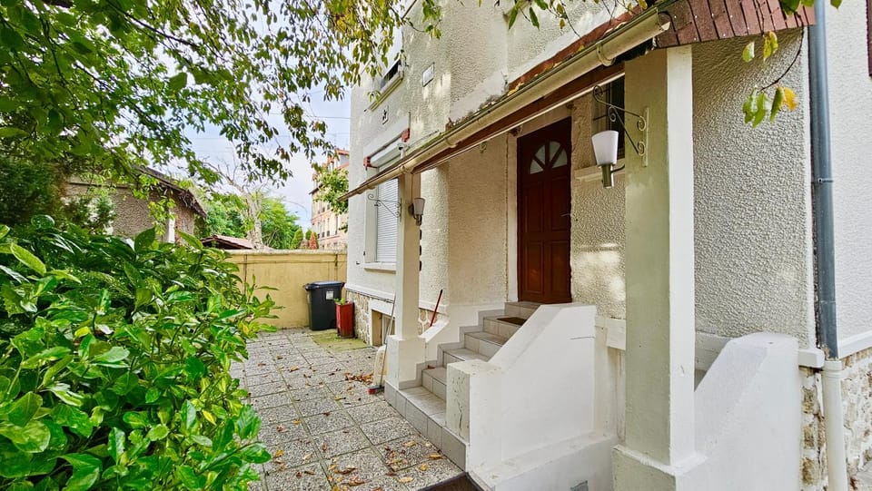 Property building, Day, Garden, Garden view