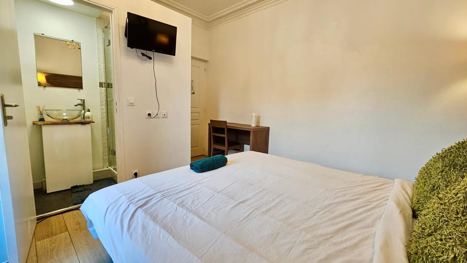 TV and multimedia, Photo of the whole room, Bedroom, wardrobe