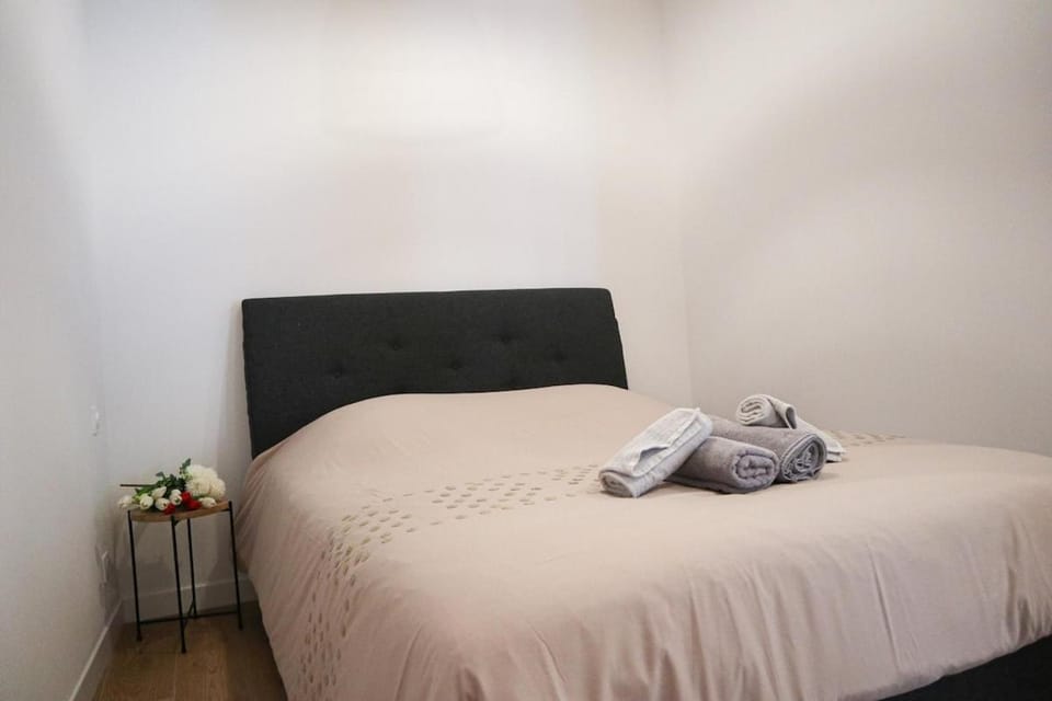 Bed, Photo of the whole room, Bedroom, towels