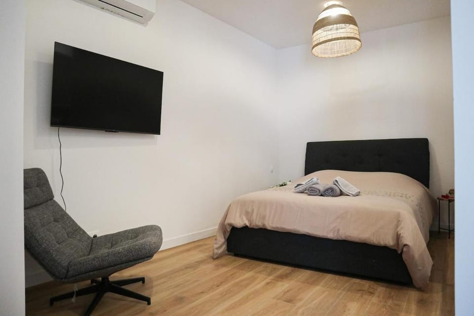 Bed, TV and multimedia, Photo of the whole room, Bedroom