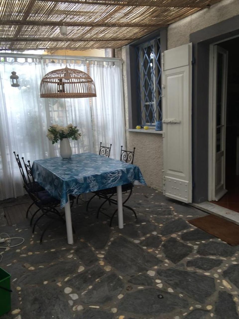 Day, Dining area