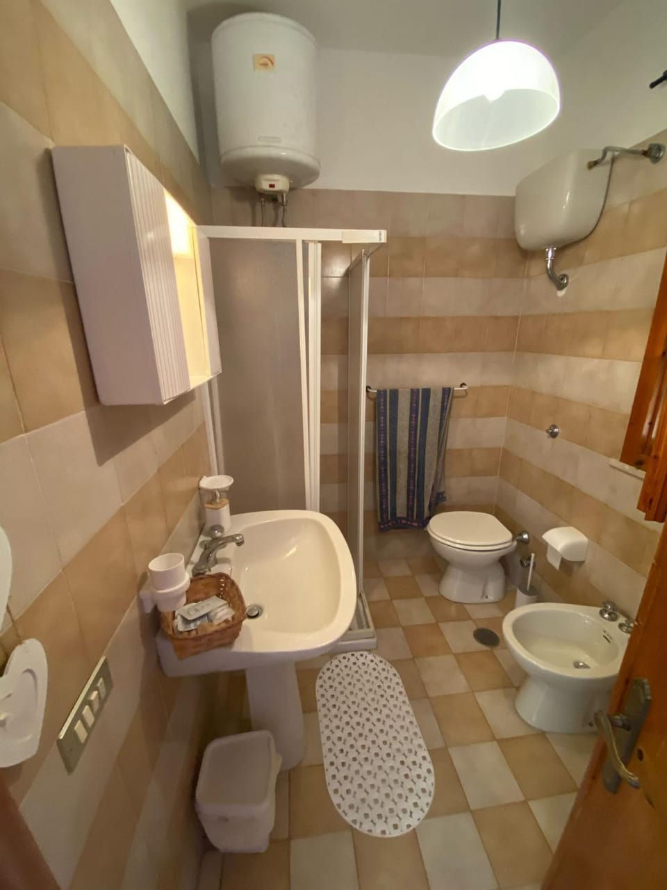 Shower, Toilet, Bathroom, bidet, towels
