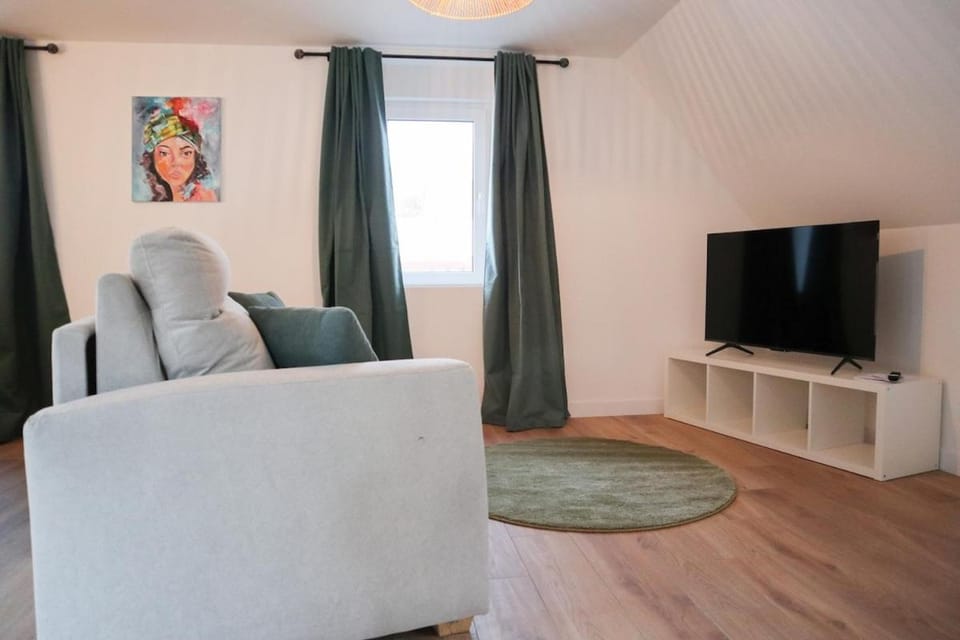 Communal lounge/ TV room, TV and multimedia, Living room, Seating area