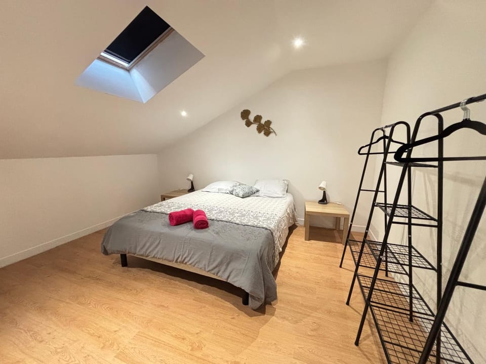 Bed, Photo of the whole room, Bedroom, towels