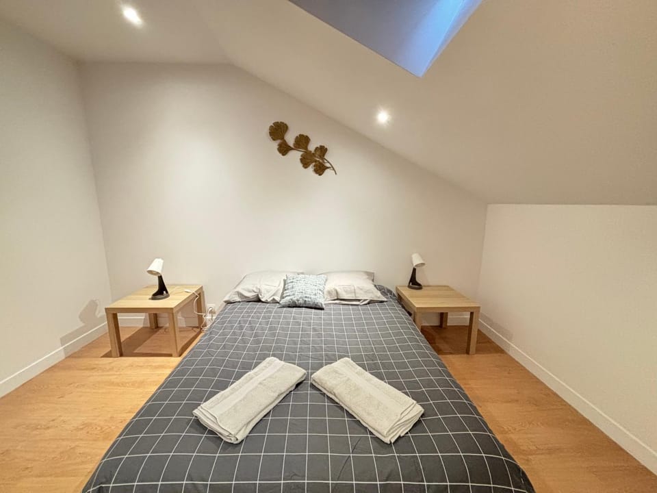 Bed, Photo of the whole room, Bedroom, towels