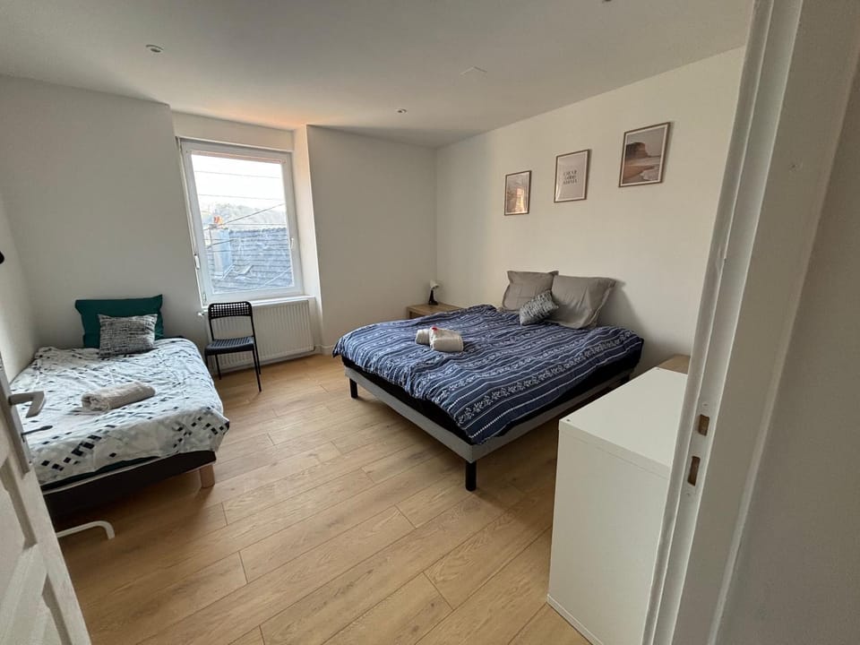Photo of the whole room, Bedroom, towels