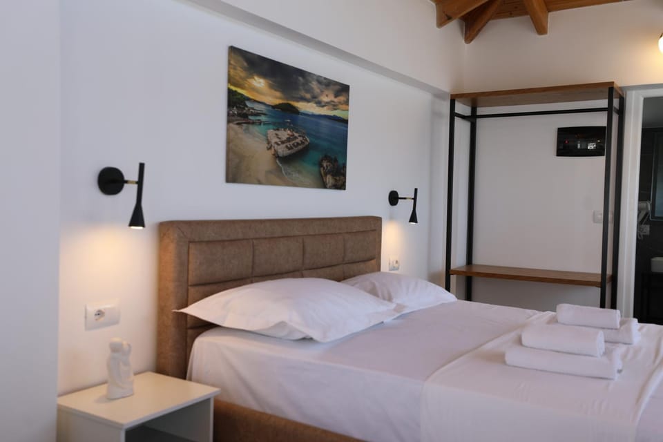 Bed, Photo of the whole room, Bedroom, towels