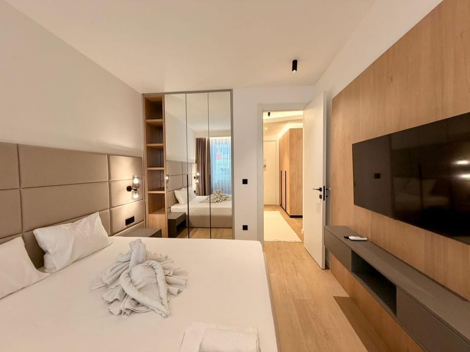 Bed, TV and multimedia, Bedroom