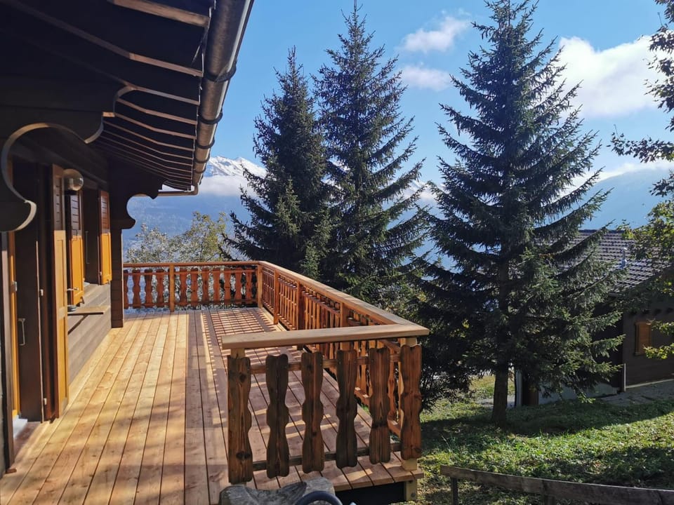 Property building, Spring, Day, Natural landscape, Balcony/Terrace