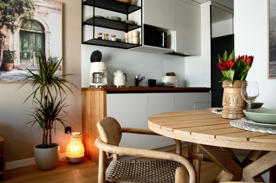 Kitchen or kitchenette, Dining area, microwave, stove, stove, kitchen, kitchen