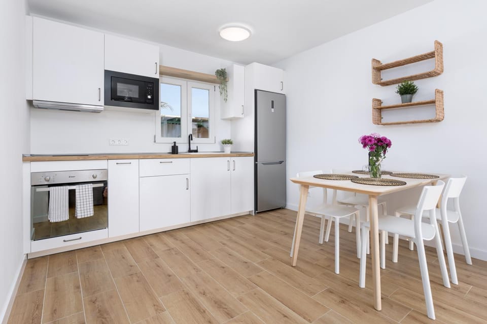 Kitchen or kitchenette, Dining area, oven, stove