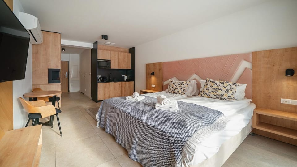 Bed, TV and multimedia, Kitchen or kitchenette, Photo of the whole room