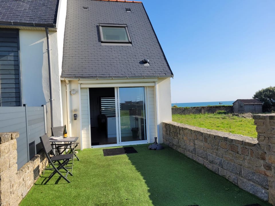 Property building, Patio, Balcony/Terrace