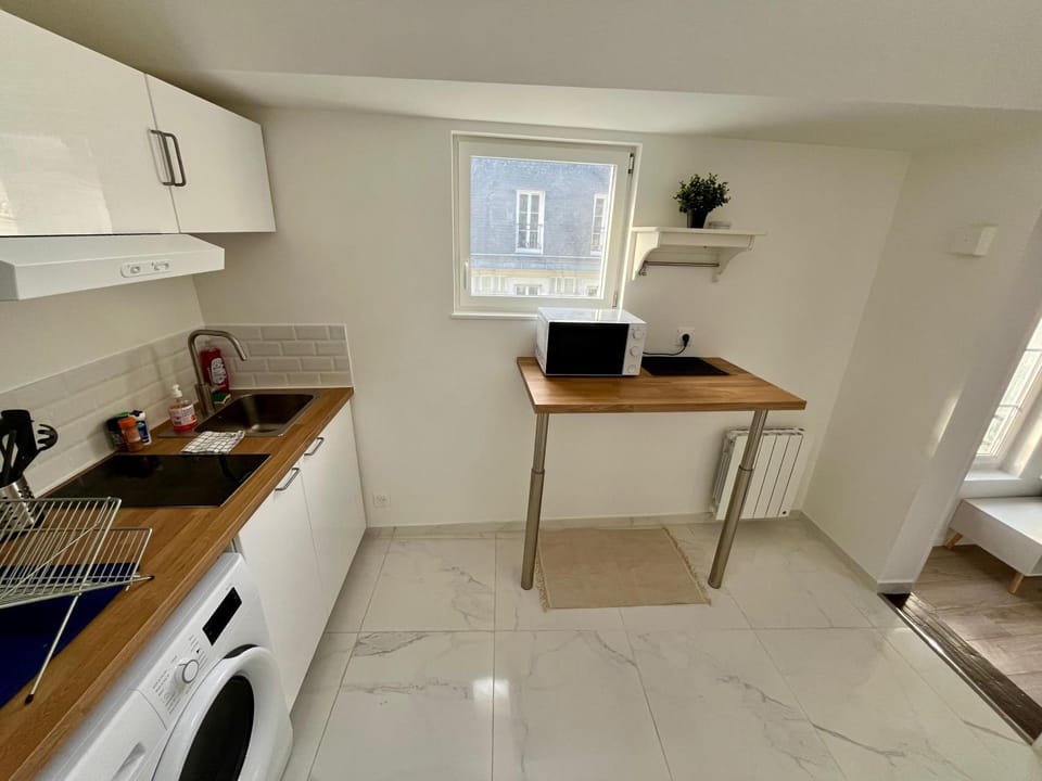 Kitchen or kitchenette, washing machine