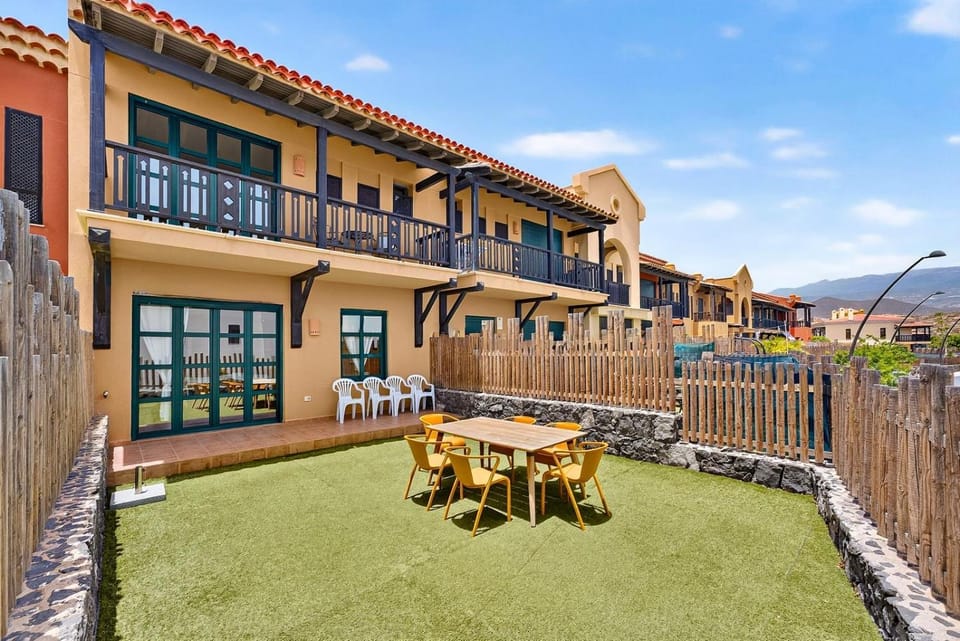 Property building, Patio, Garden, Balcony/Terrace, Garden view