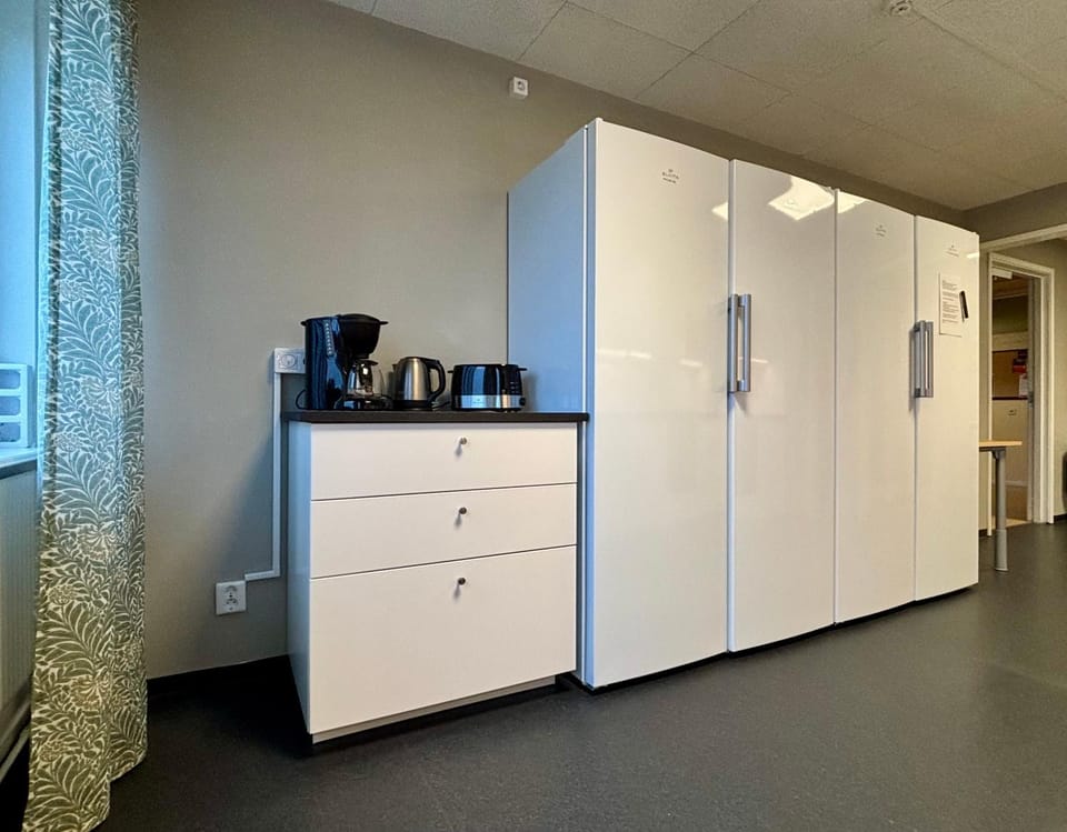 Coffee/tea facilities, Kitchen or kitchenette, Communal kitchen, toaster, kitchen, kitchen