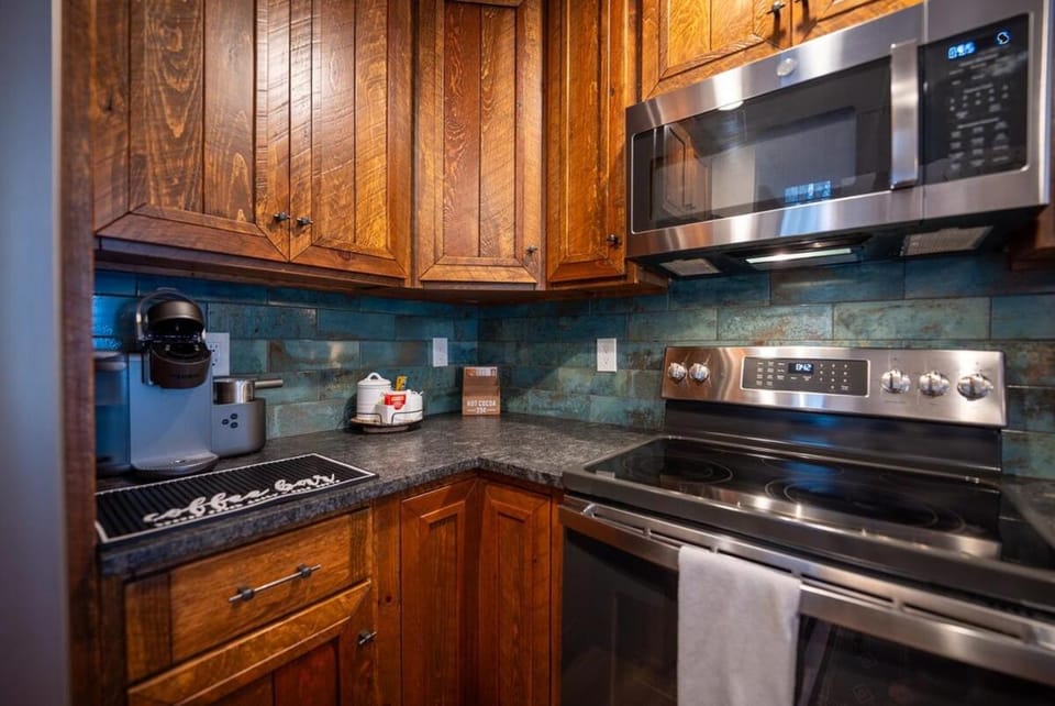Coffee/tea facilities, Kitchen or kitchenette, dishwasher, oven, pet friendly, stove, toaster