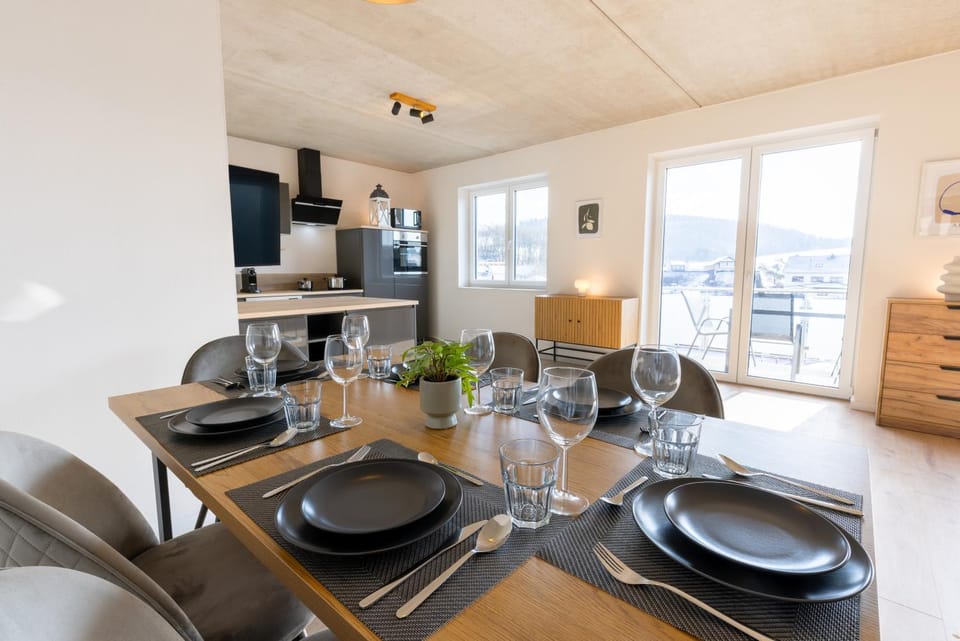 TV and multimedia, Kitchen or kitchenette, Living room, Seating area, Dining area