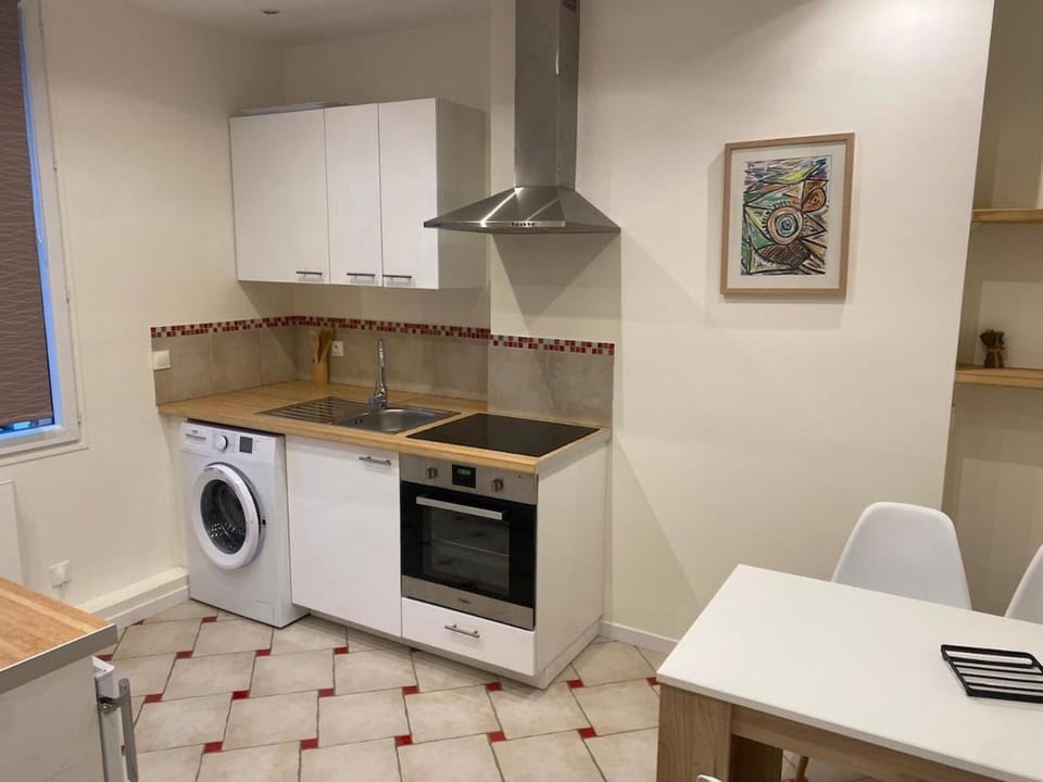 Kitchen or kitchenette, Dining area, oven, stove, washing machine