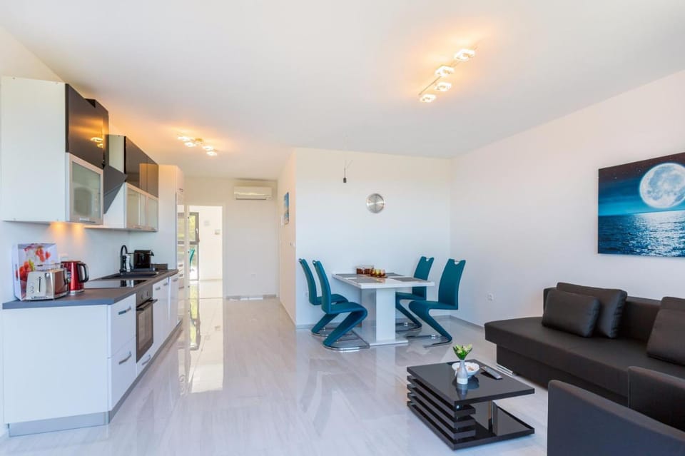 Kitchen or kitchenette, Living room, Seating area, Dining area, air conditioner