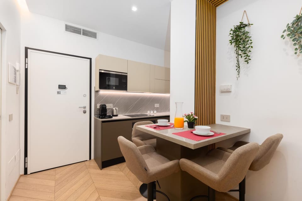 Kitchen or kitchenette, Dining area