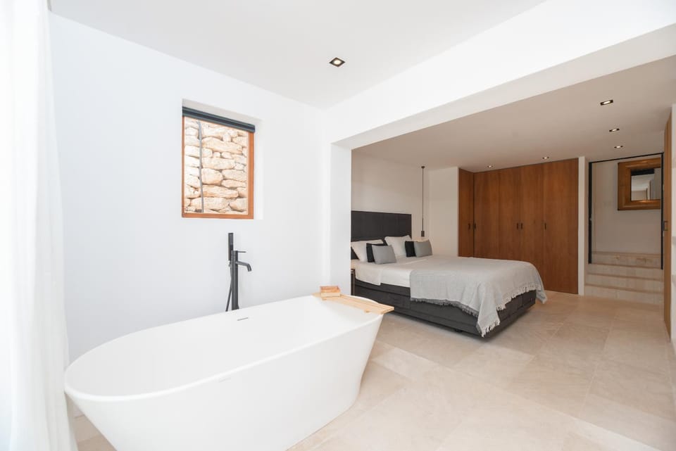 Bed, Bathroom, Photo of the whole room, Bedroom, Bath