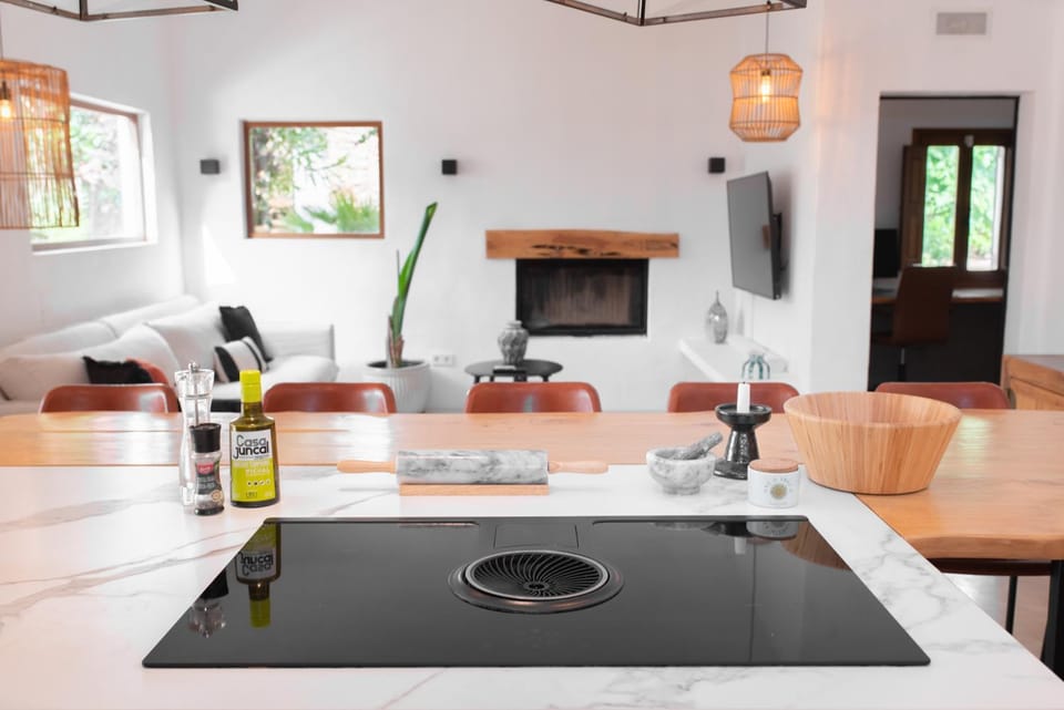 Kitchen or kitchenette, Living room, Seating area, Dining area