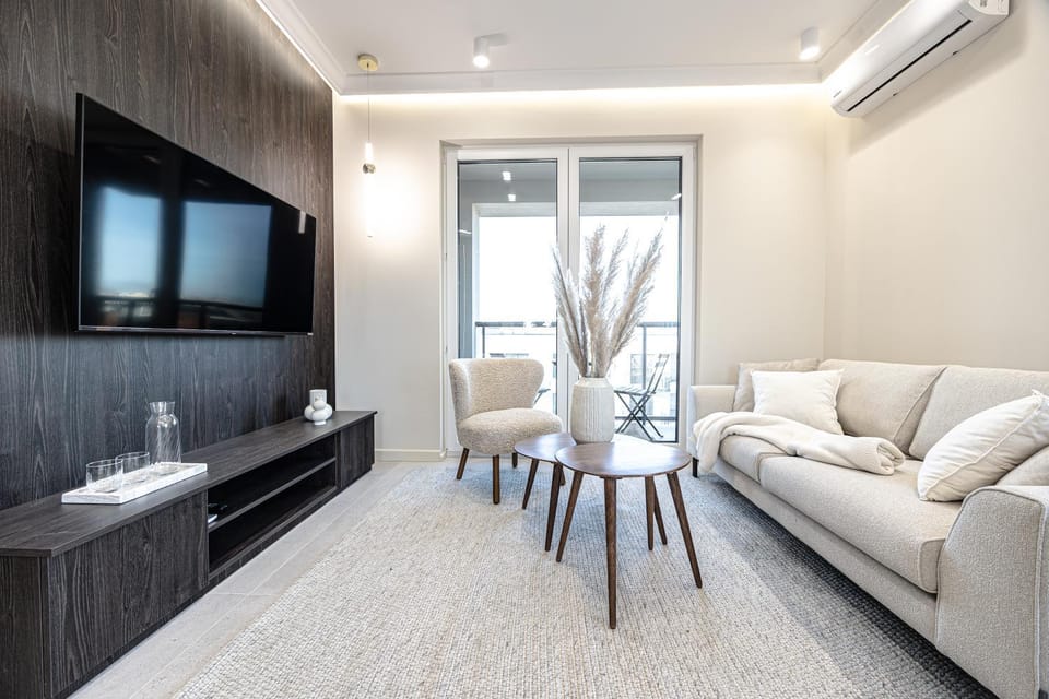 TV and multimedia, Living room, Seating area, Evening entertainment, air conditioner