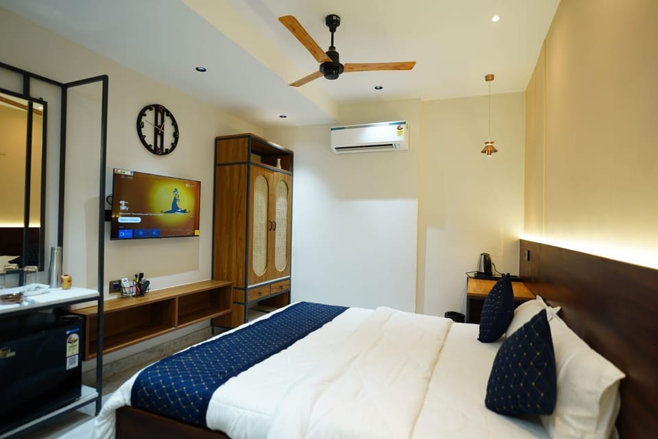 Bed, TV and multimedia, Photo of the whole room, Bedroom, wardrobe, air conditioner