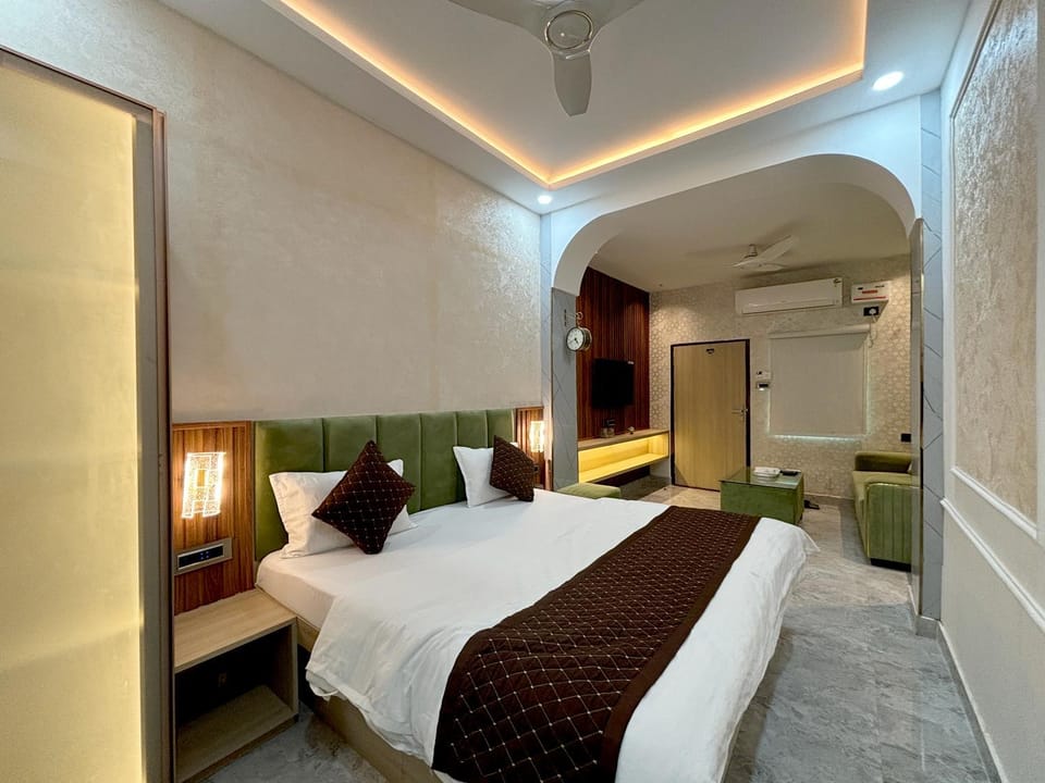 Bed, Photo of the whole room, Seating area, Bedroom