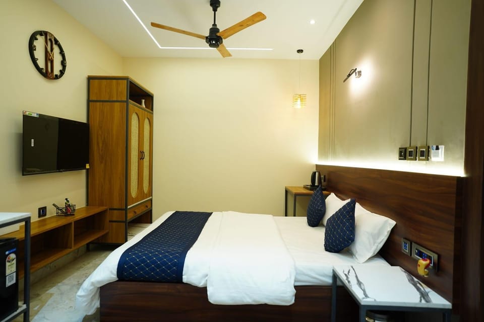 Bed, TV and multimedia, Photo of the whole room, Bedroom, wardrobe, air conditioner