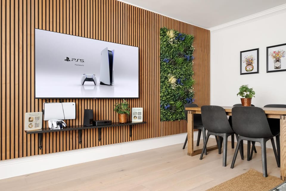 TV and multimedia, Living room, Seating area, Dining area