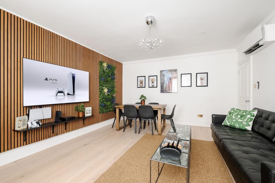 TV and multimedia, Living room, Seating area, Dining area, Evening entertainment, air conditioner