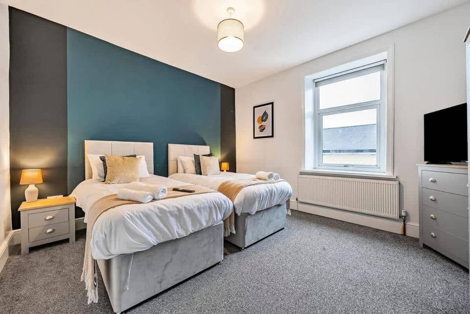 Bed, TV and multimedia, Bedroom, towels